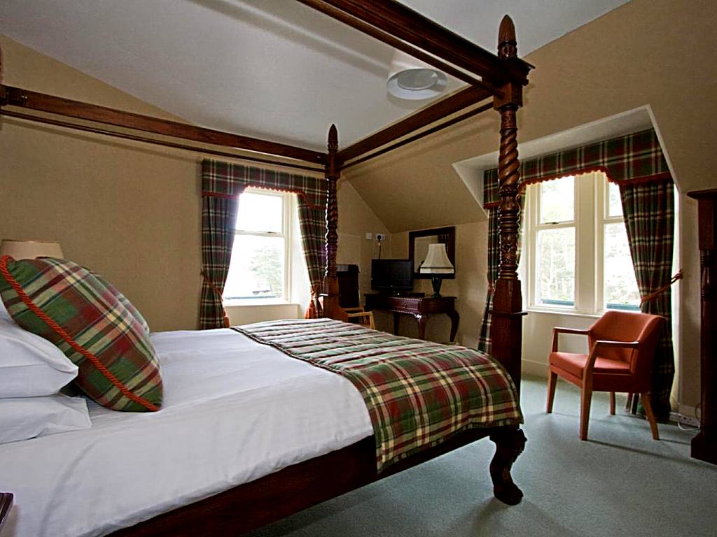 Loch Kinord Hotel: King Size Four Poster room (Master Room) (Dinnet) 