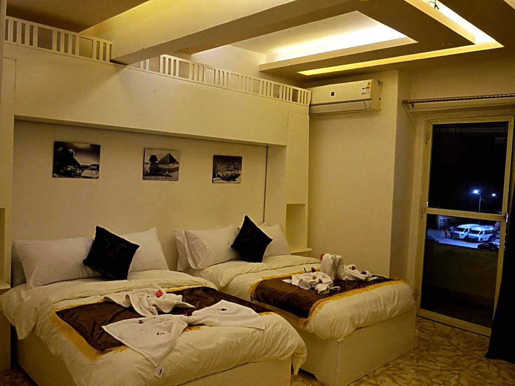 Pyramids Top Inn: Triple Room with Balcony