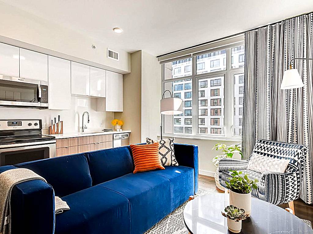 Sentral Union Station: Studio Designer Furnished Apt at Union Station