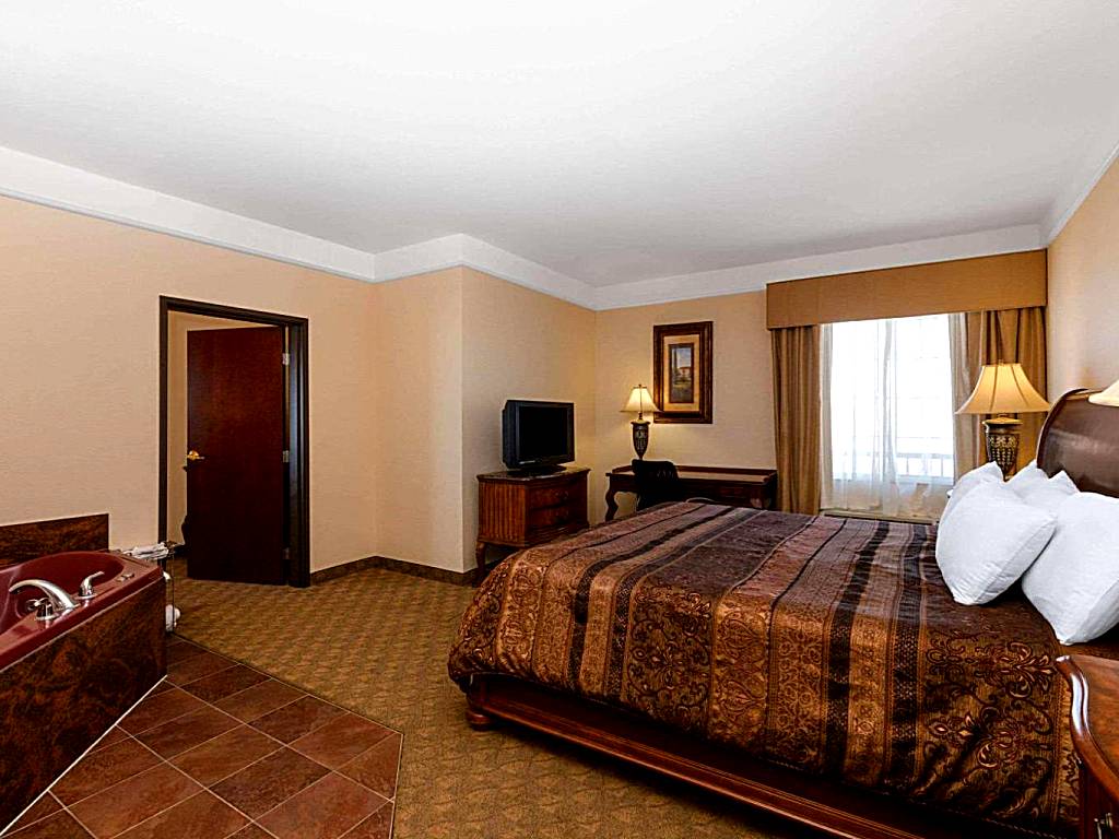 La Quinta by Wyndham Dodge City: One-Bedroom King Suite with Spa Bath