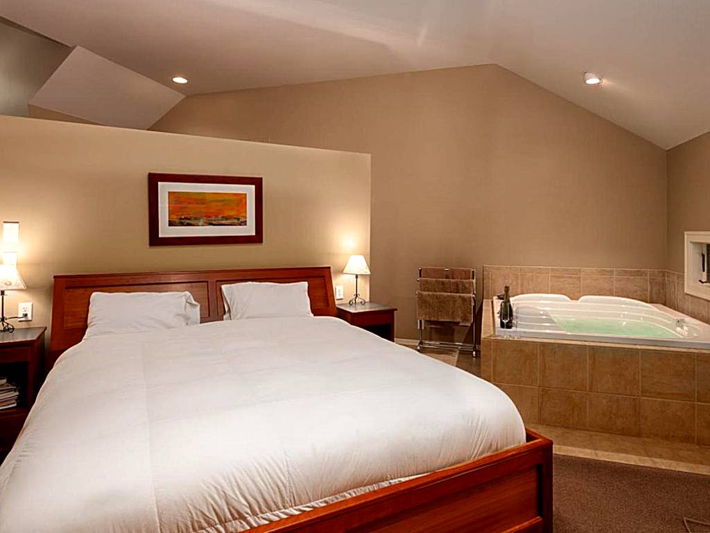 Pigeon Creek Inn - Adults Only: King Suite with Spa Bath - Anniversary Suite