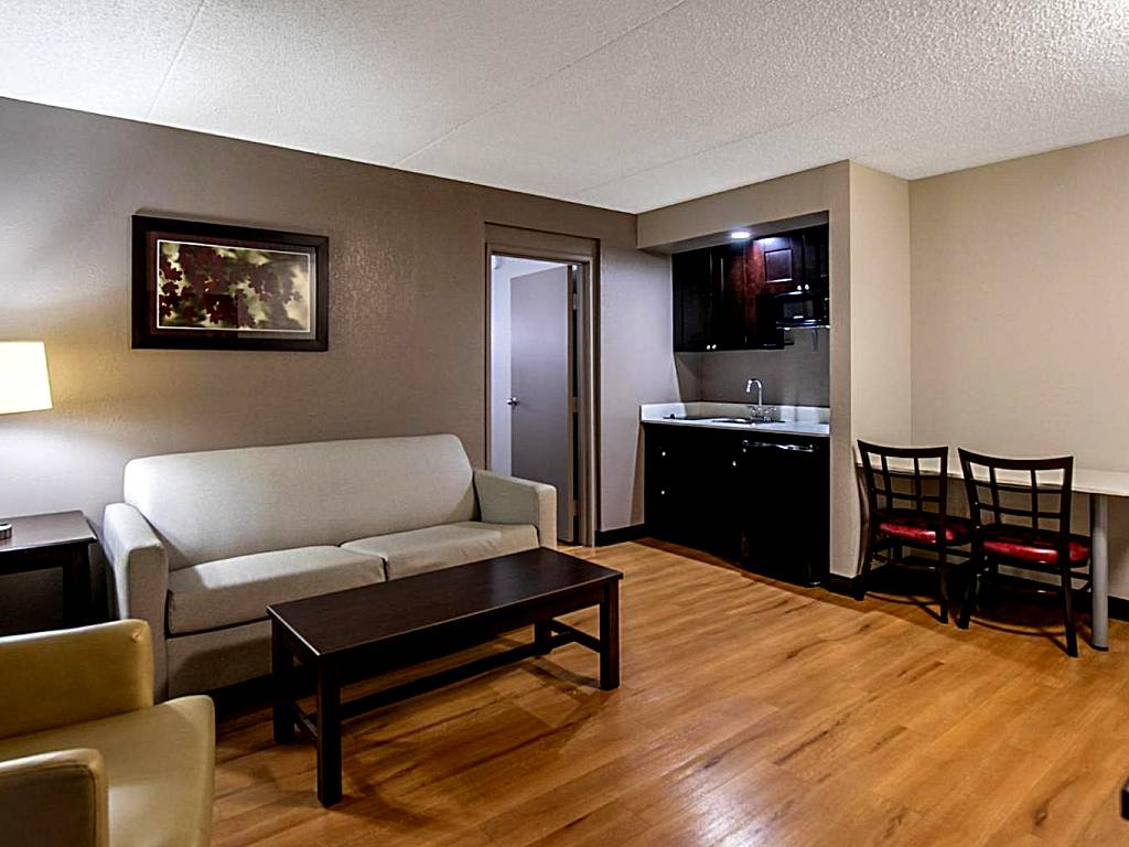 Red Roof Inn PLUS+ & Suites Knoxville West - Cedar Bluff: Suite King with Kitchenette and Jetted Tub Smoke Free