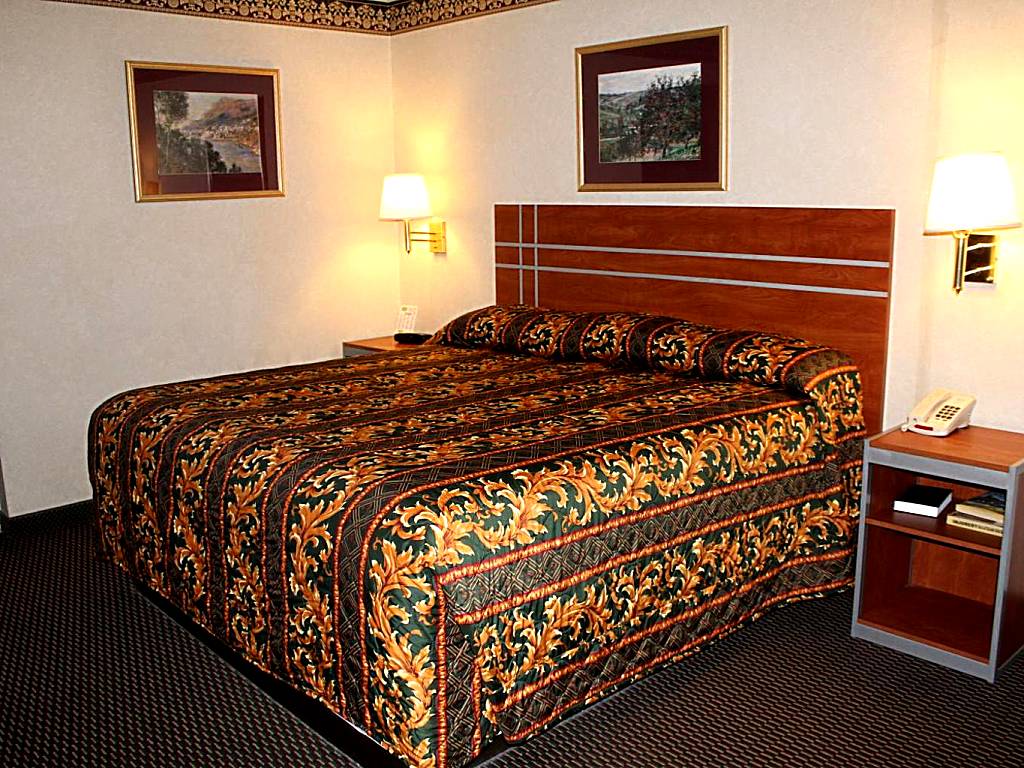 Apple Annie's Inn: King Room with Spa Bath