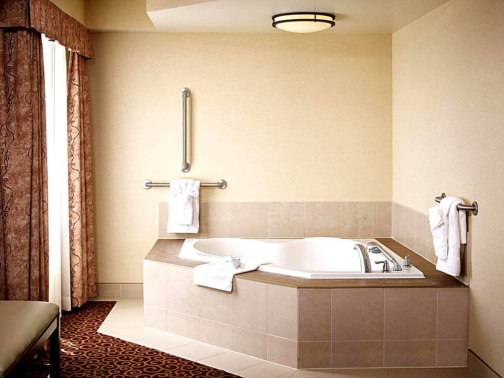 Hampton Inn by Hilton North Bay: King Room with Whirlpool