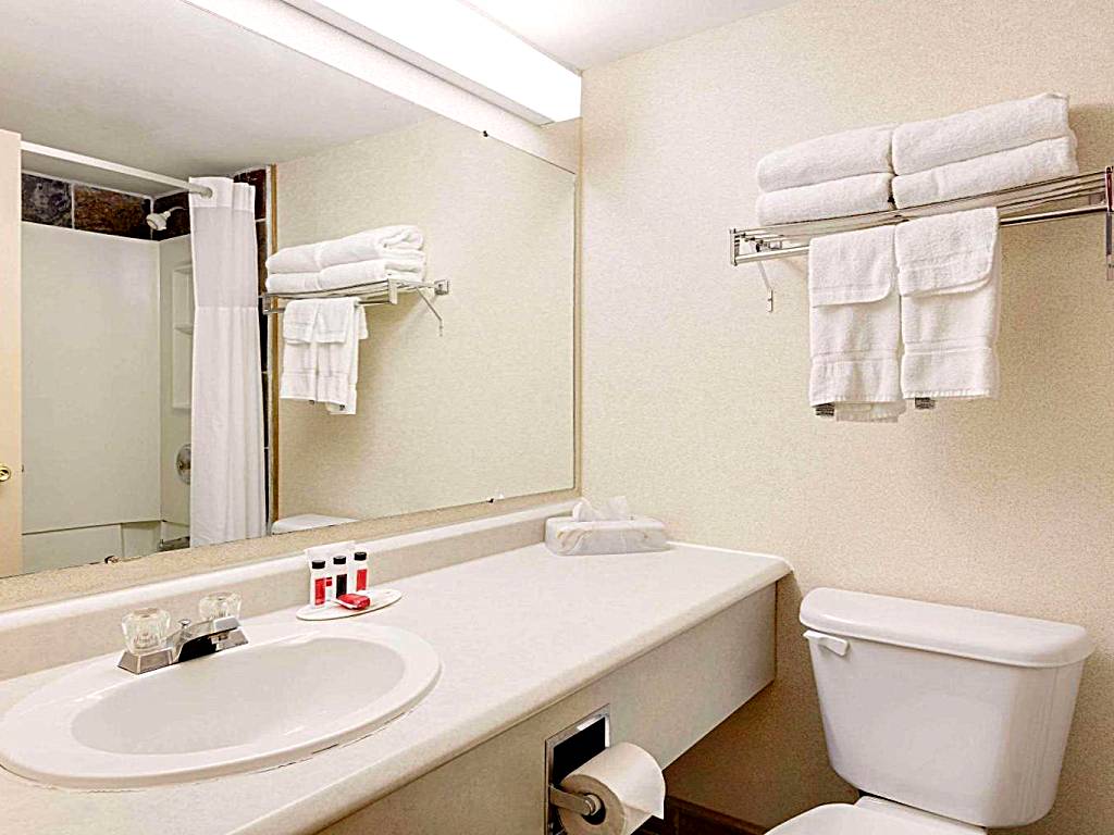 Ramada by Wyndham Pinewood Park Resort North Bay: King Suite with Hot Tub - Non-Smoking