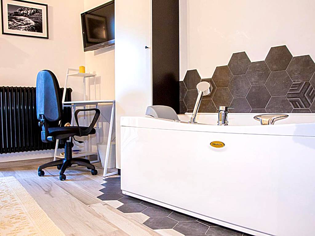 Suite Black and Wite: Double Room with Spa Bath