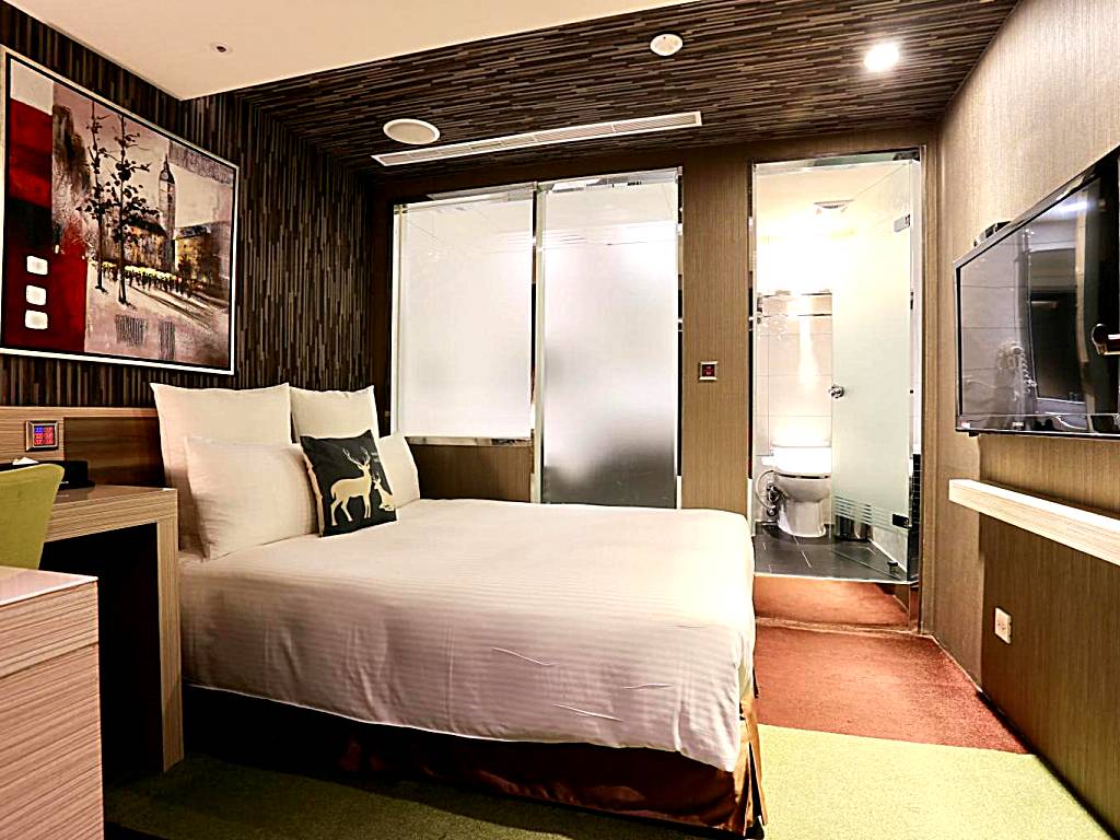 V-one Vogue Hotel: Budget Double Room (No Window)