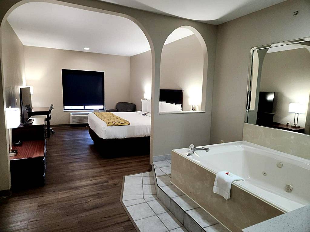 Baymont by Wyndham Houston Brookhollow: King Suite with Jetted Tub - Non-Smoking (Houston) 