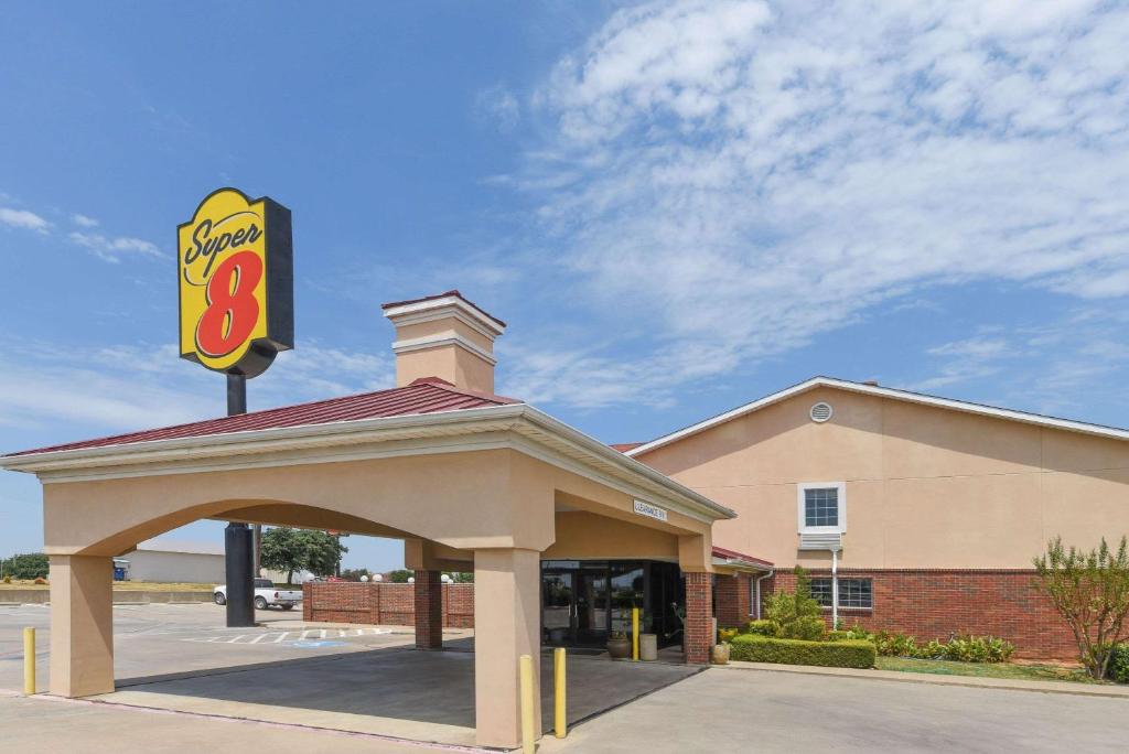 Super 8 by Wyndham Burleson Fort Worth Area