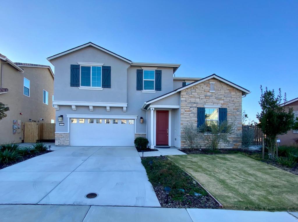 Modern Ripon Home - Whole House with Garage