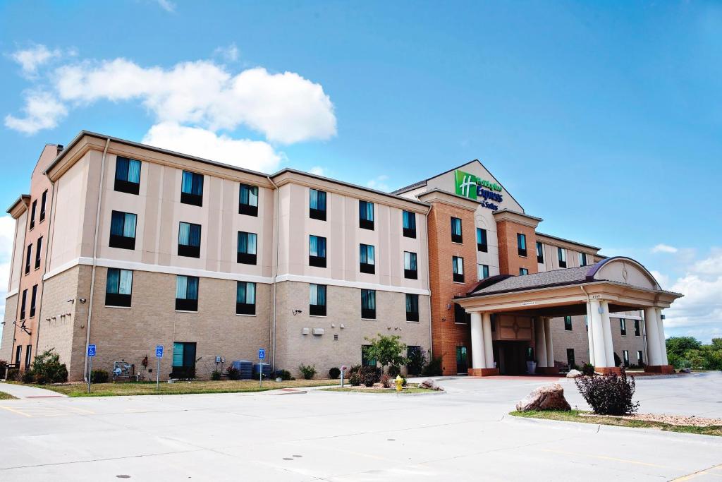 Holiday Inn Express and Suites Urbandale Des Moines, an IHG Hotel