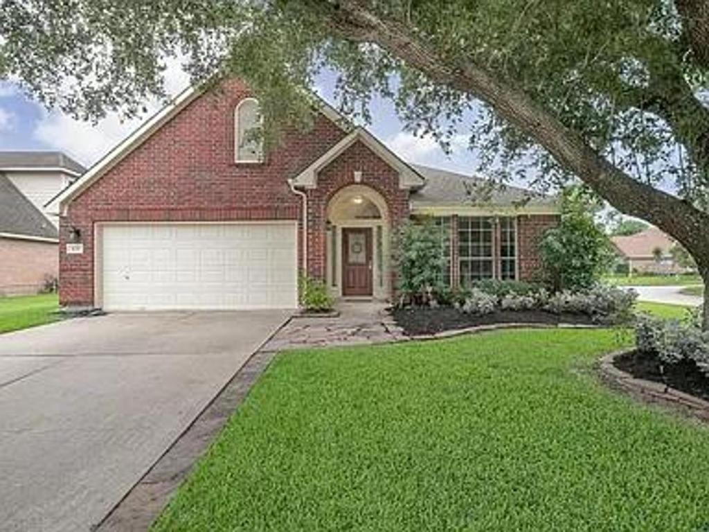 Fully Furnished Ranch Style Home Close To Houston