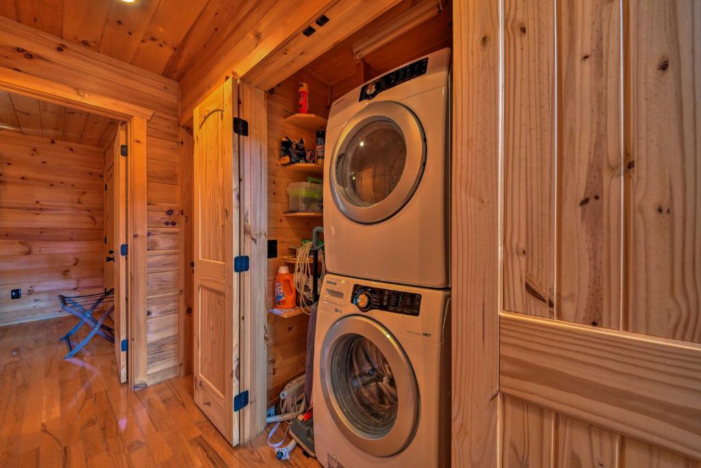 Warm and Cozy Cabin with Deck on Top of the Blue Ridge