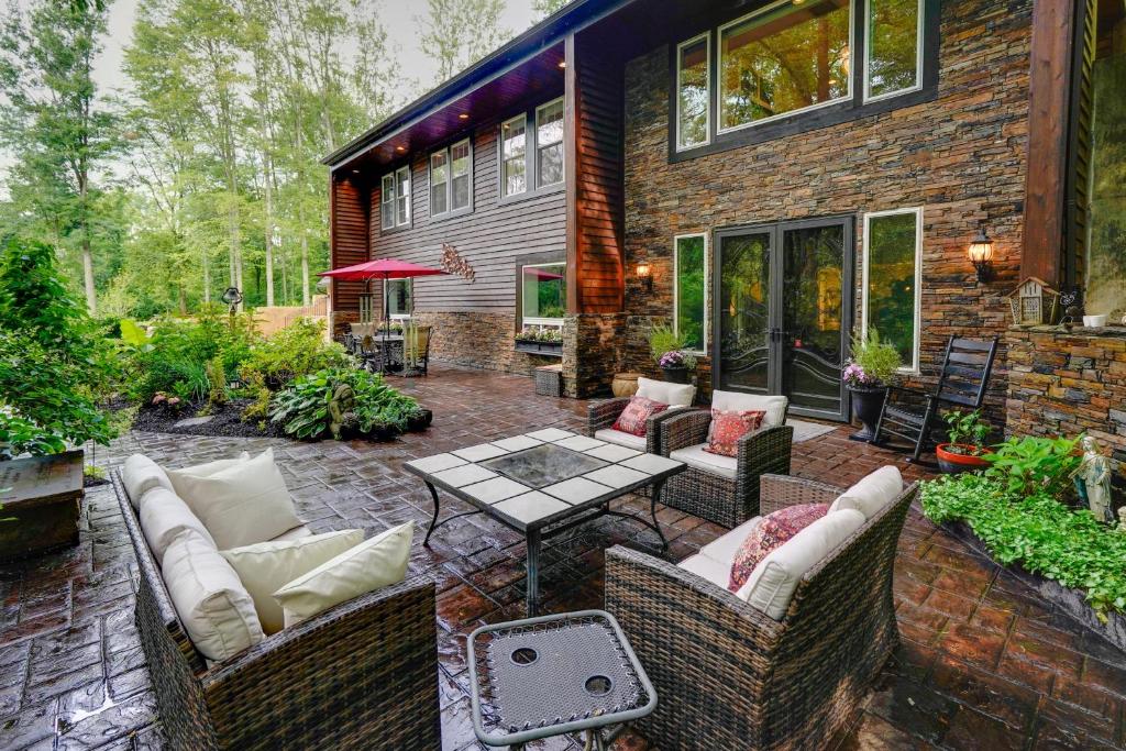 Large Family Home with Patios, Gas Grill and Fire Pit!