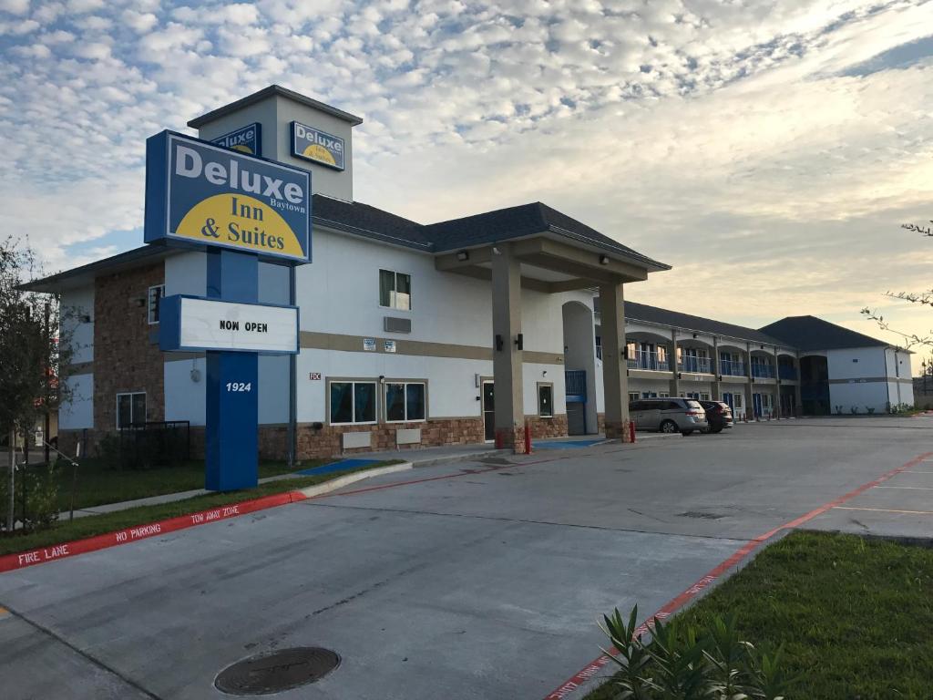 Deluxe Inn & Suites - Baytown