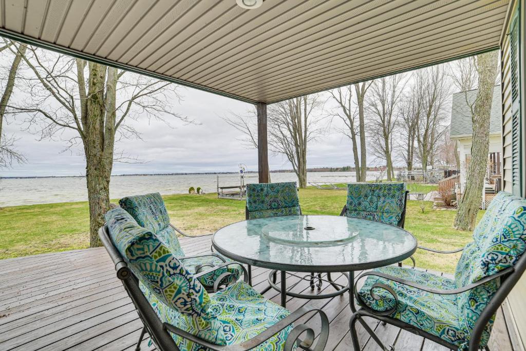 Pet-Friendly Houghton Lake House Steps to Lake!