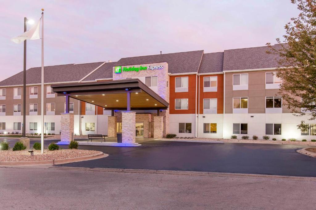 Holiday Inn Express and Suites Chicago West - St Charles, an IHG Hotel