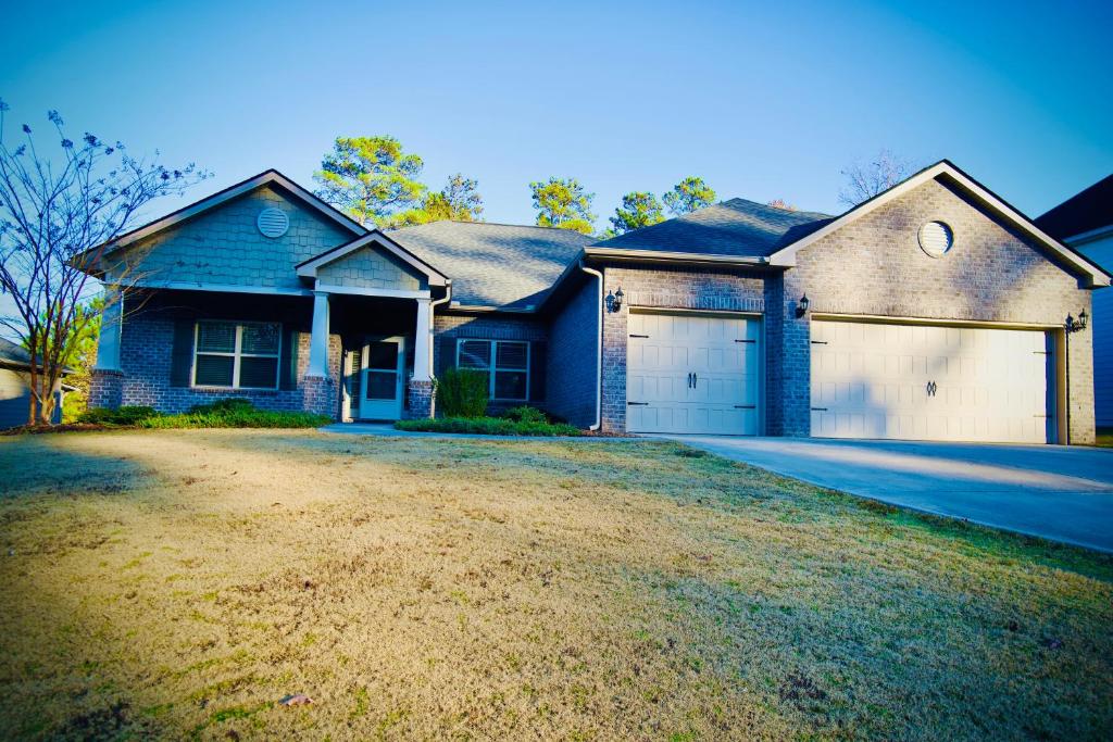 King bed/3 CAR Garage/Ranch Home